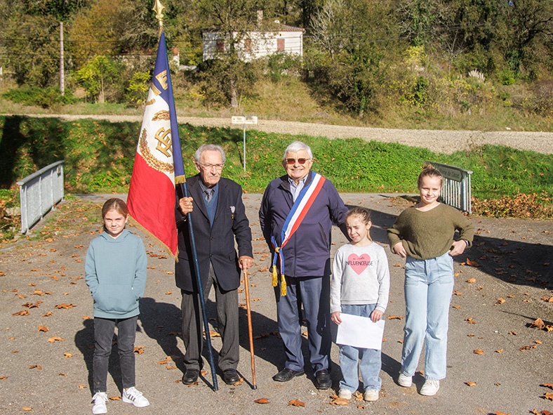 Aimé Pern, porte-drapeau, Maurice Roussillon entouré par Émie Delbosc, Lily Girma et Maylis Colonges. 11 novembre 2024